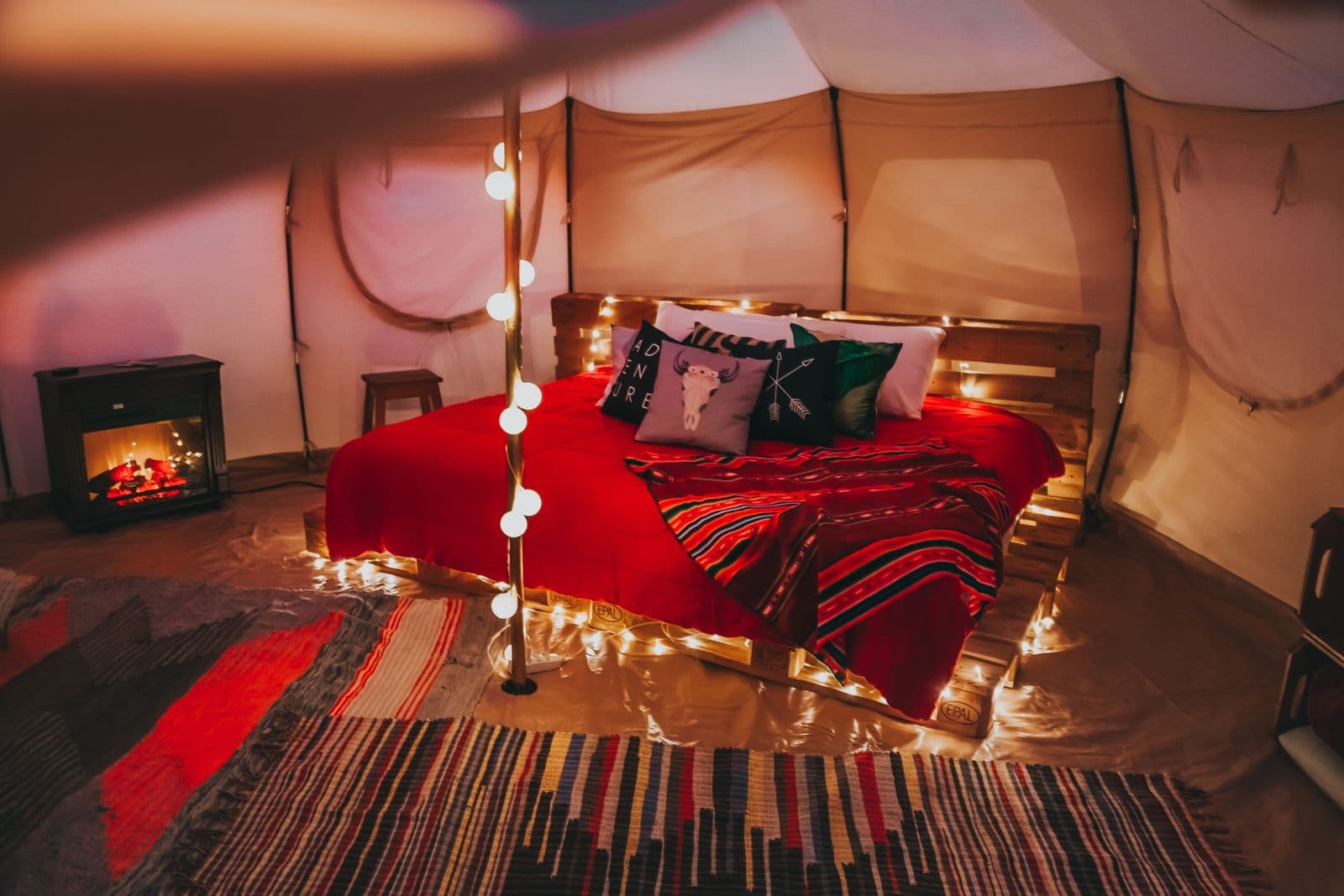 Útulný interiér glamping stanu se světýlky